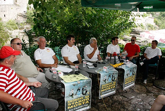 446. skokovi sa Starog mosta, Sat'rashni festival, turnir u tavli, koncert Zostera ...