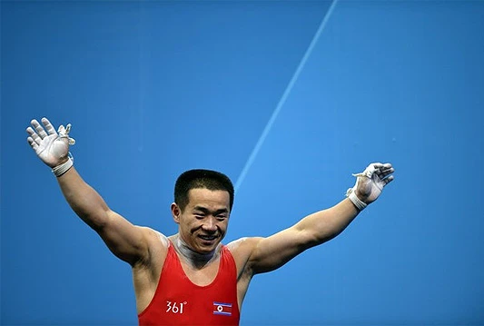 Sjevernokorejac oborio rekord u dizanju utega; Kineskinjama zlato u sinkroniziranim skokovima u vodu