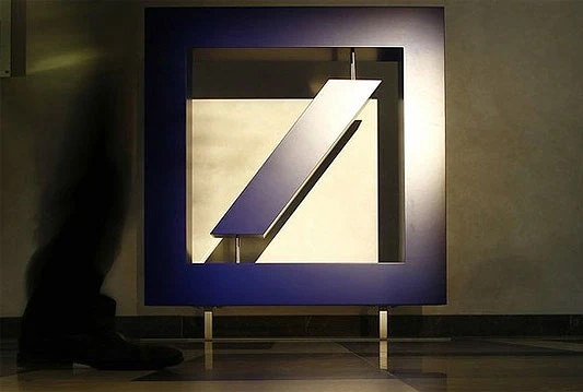 Kriza prepolovila zaradu Deutsche Banke