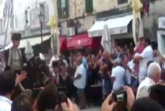 Konj zbacio alkara, zaletio se u publiku i ozlijedio dvoje ljudi