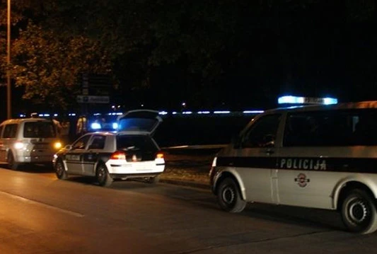 Taksist 'pokupio' pješake i završio u koritu rijeke