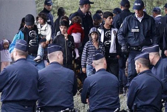 Francuska uništava romaska naselja, više od 240 Roma vraćeno u Rumuniju