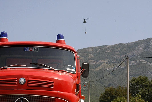 Aktivno nekoliko požara, helikopteri za 2 dana izbacili 110 000 litara vode