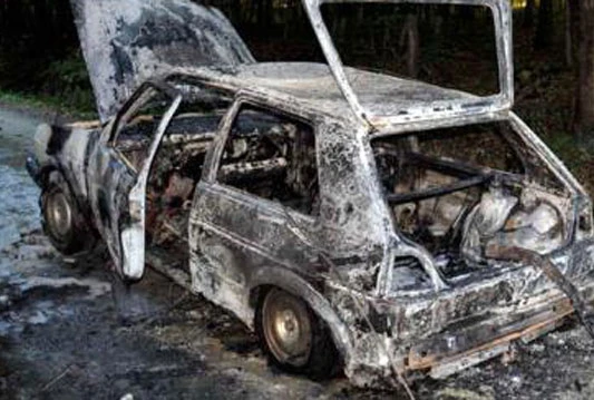 Muškarac nakon nesreće izgorio u automobilu