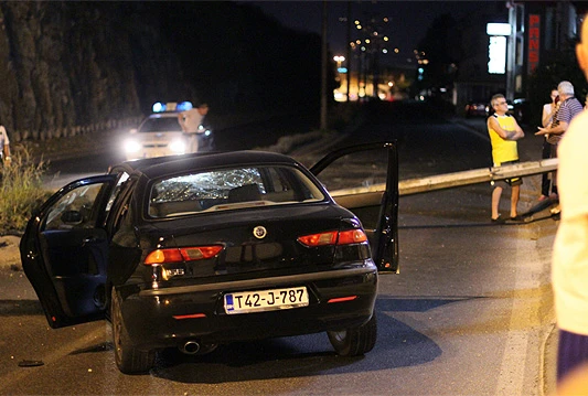 Bulevar: Alfom se zabio u stup, troje ozlijeđenih!