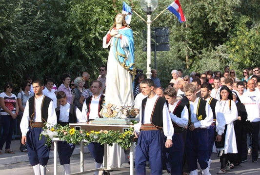 S Marijom velikim znakom za sve nas