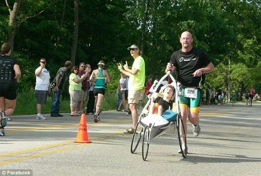 Otac stoljeća: Završio triatlon s bolesnom kćeri na rukama