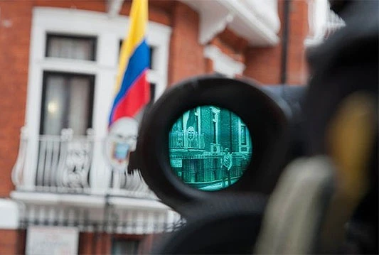 Ekvador odobrio azil Julianu Assangeu; Hague: Iako je dobio azil, Assange ne može izaći iz Londona!
