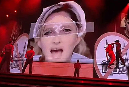 Nacionalni front je prekrio Madonine plakate plakatima desničarke Marine Le Pen