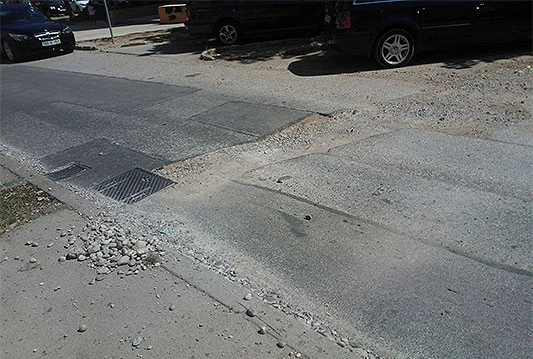 U Zagrebačkoj rupa širine ceste