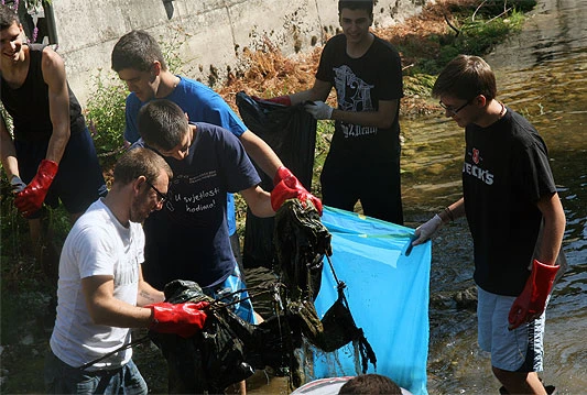 Franjevačka mladež čistila korito rijeke Radobolje