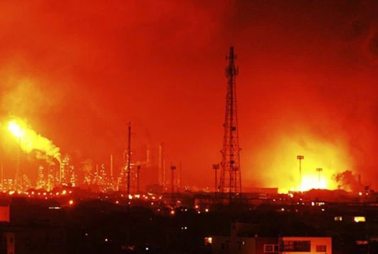 Eksplozija u naftnoj rafineriji, najmanje 24 poginulih