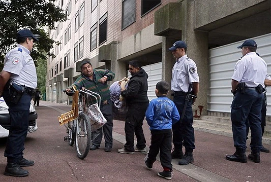 Francuska: Policija izbacila na ulice 70 Roma iz logora u blizini Pariza