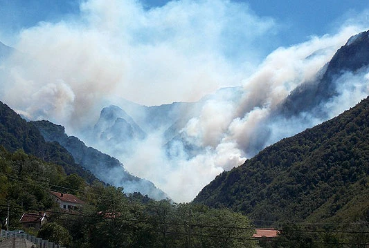 Požar kod Jablanice nošen vjetrom uništava sve pred sobom, izgorjele dvije kuće