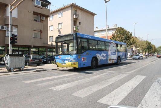 Sudar autobusa javnog gradskog prijevoza i golfa na Tekiji