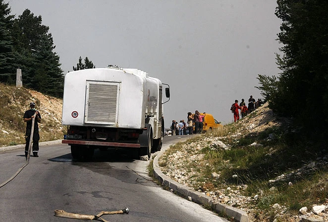 Mostar danas bez pomoći iz zraka, grad obavijen dimom
