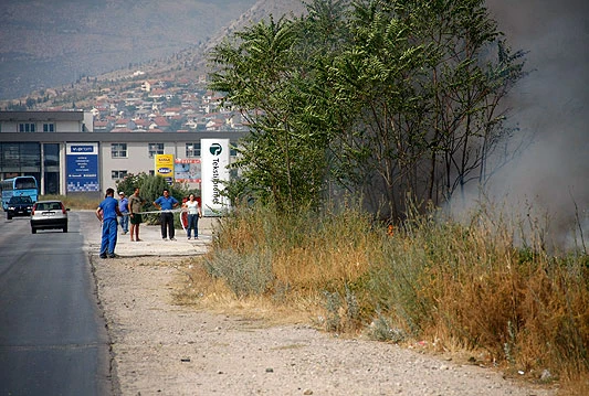 Požar na Bišću polju: Ugroženi gospodarski objekti