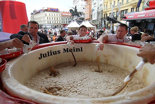 Cappuccino od dvije tisuće litara za Guinnessov rekord na Trgu bana Jelačića