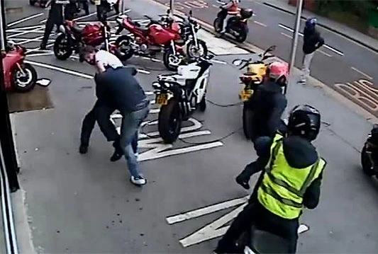 Zaustavio kradljivce motora golim rukama