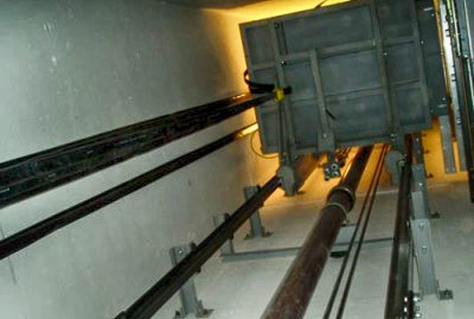 Poginuo popravljajući lift