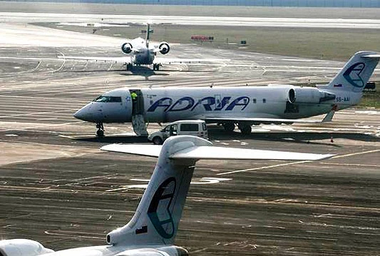 Prodaje se državna aviokompanija Slovenije