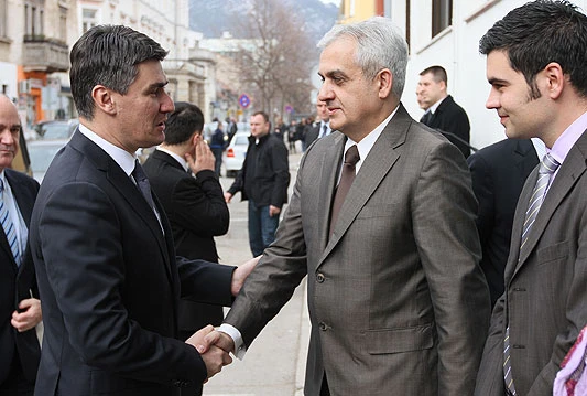 Hrvatima u BiH novac samo za škole i bolnice