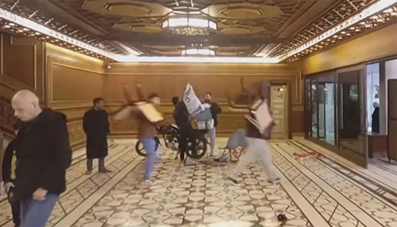 VIDEO Sirijci upadaju u Asadove palače, odnose namještaj i vrijedne predmete, pogledajte snimke