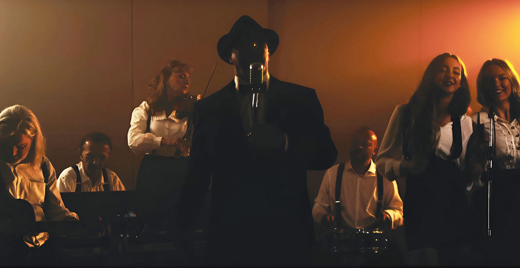 JAZ predstavlja novi album, ali i dalje ostaje misterij – tko je zapravo ovaj pjevač?