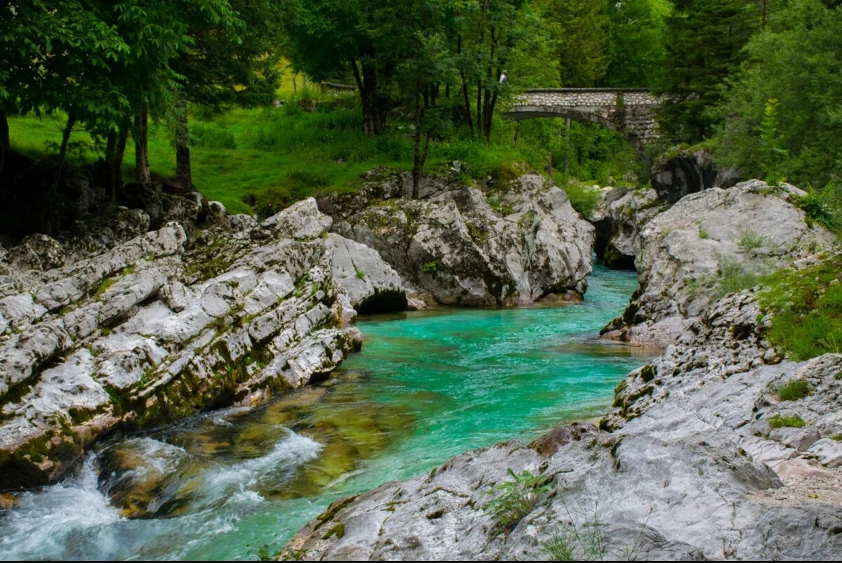 Rijeka teče kroz tri zemlje i u svakoj od njih mijenja svoje ime: Mislilo se da iz nje nastaje Jadransko more
