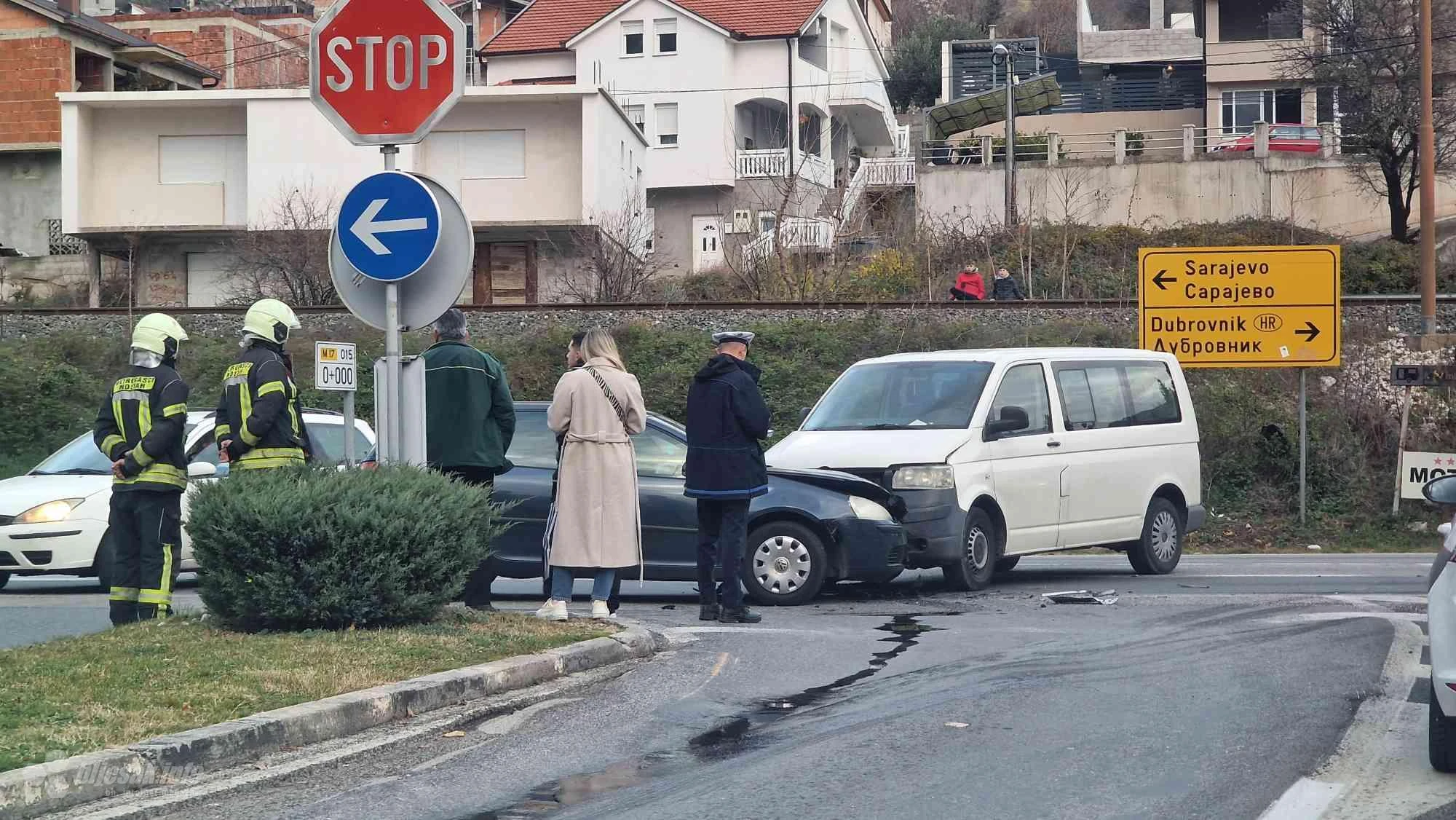 Mostar: Sudar kombija i osobnog vozila