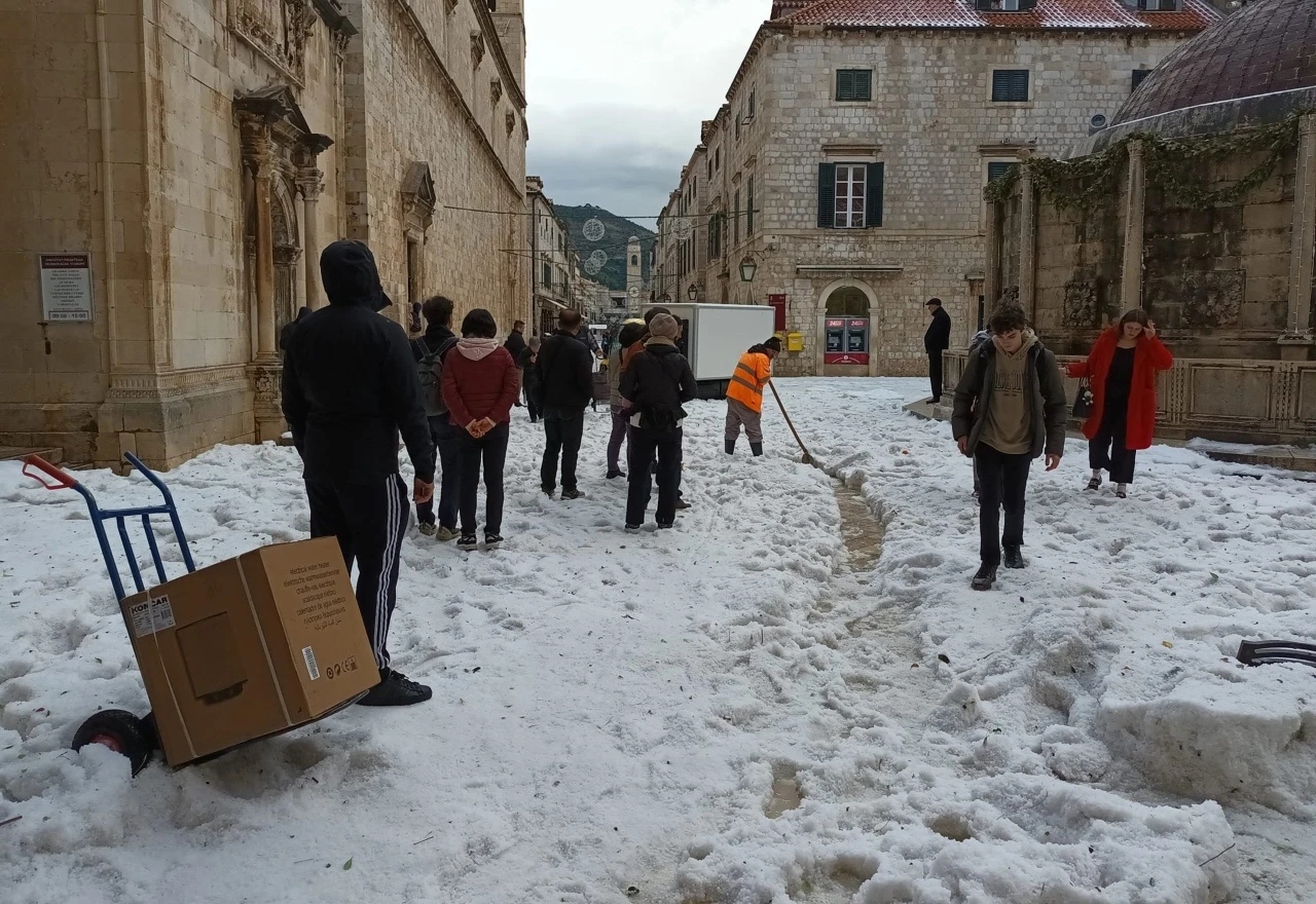 VIDEO | Tuča zabijelila dubrovačke ulice: Na teren izašla i ralica 