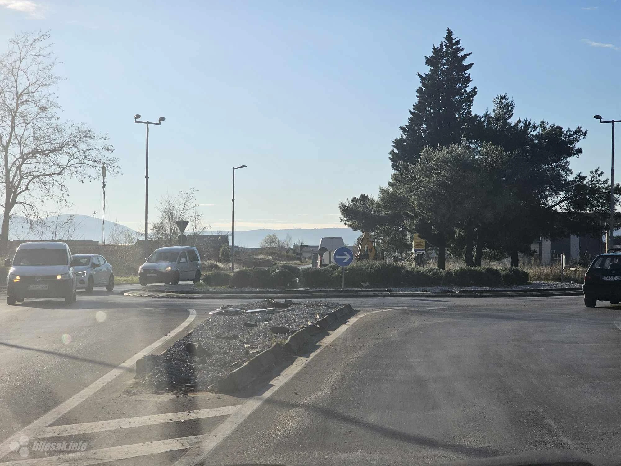Mostar: Vozač automobilom "proletio" u kružni tok i nestao?