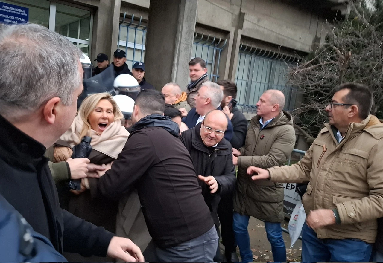 Blokada policijske uprave u Novom Sadu, policija naguravala oporbene političare