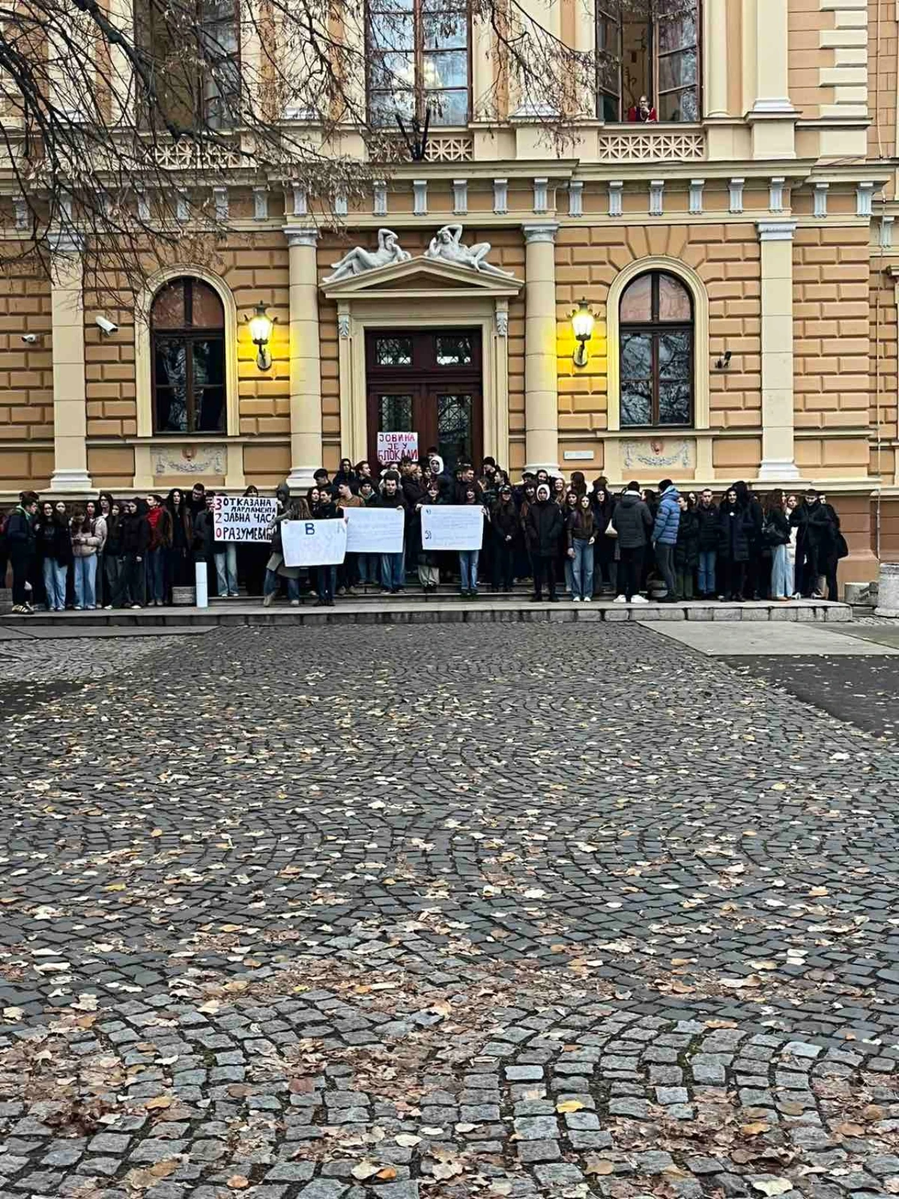 Učenici blokirali školu u Novom Sadu: Traže ispriku ravnatelja