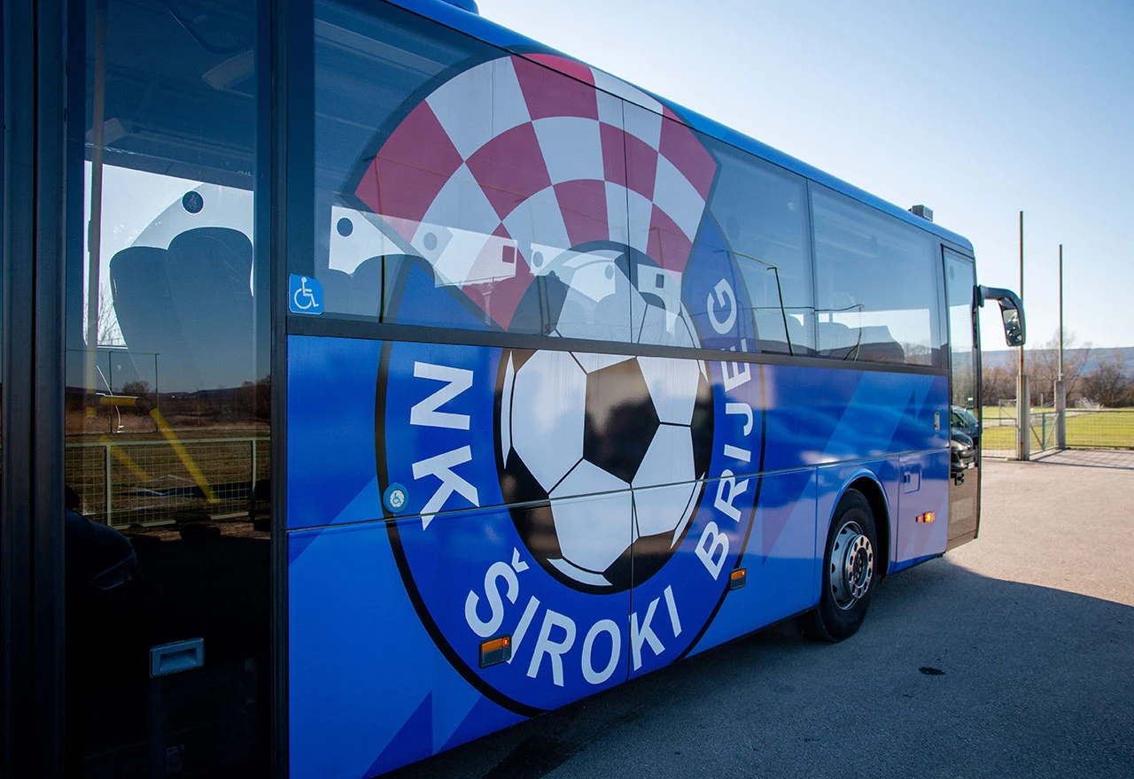 Široki sprema otkaze i rezanje troškova