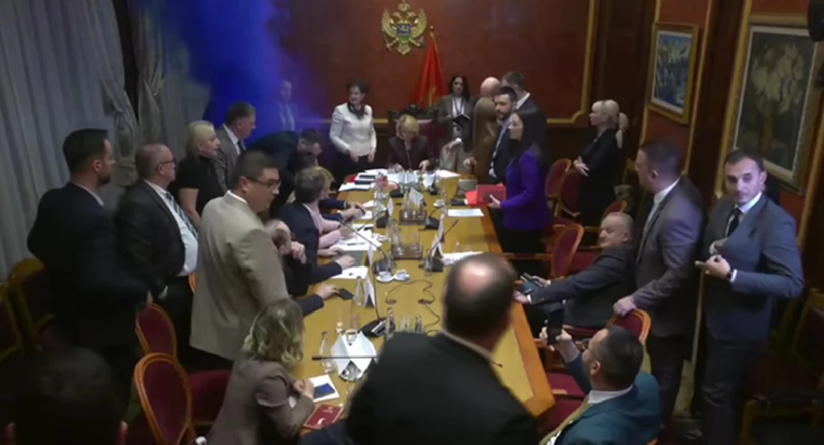 VIDEO: Oporba u Crnoj Gori prekinula sjednicu parlamenta