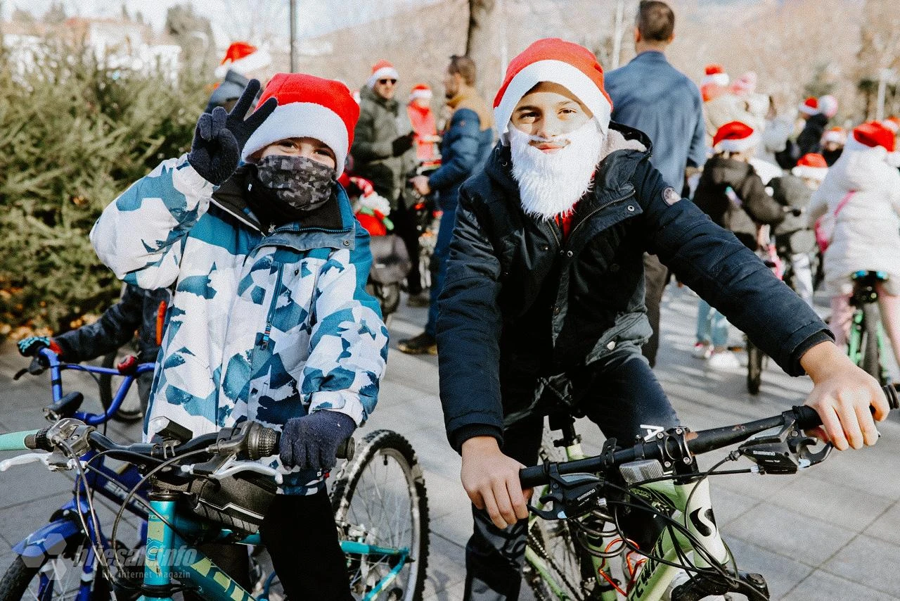 Ho-ho-ho na pedalama: Djedovi Božićnjaci biciklirali kroz Mostar