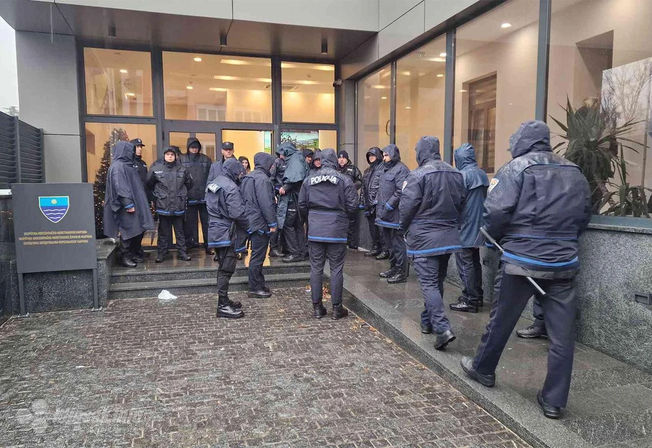 Veliki broj policije na ulicama Mostara: Kordon 'čuva' zgradu Skupštine