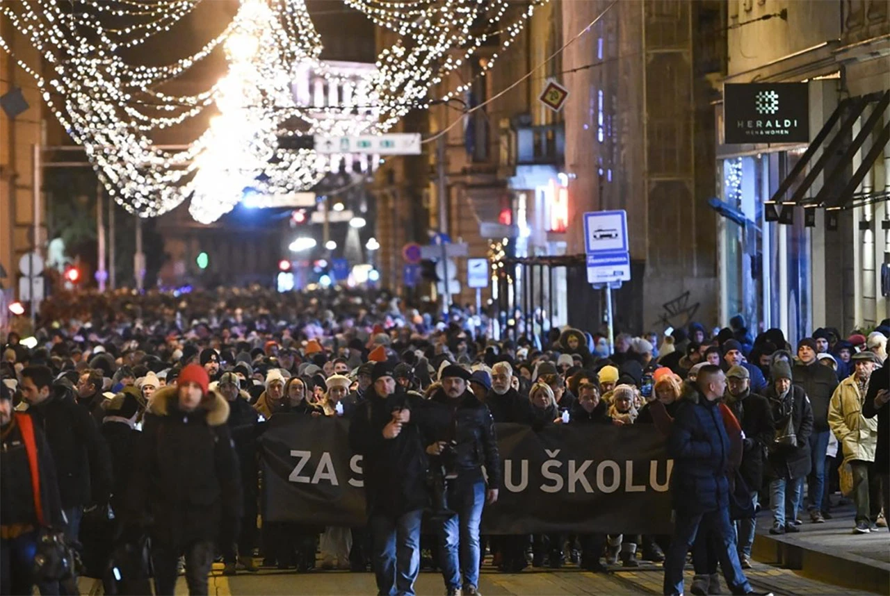  Brojni građani na mimohodu "Za sigurnu školu"