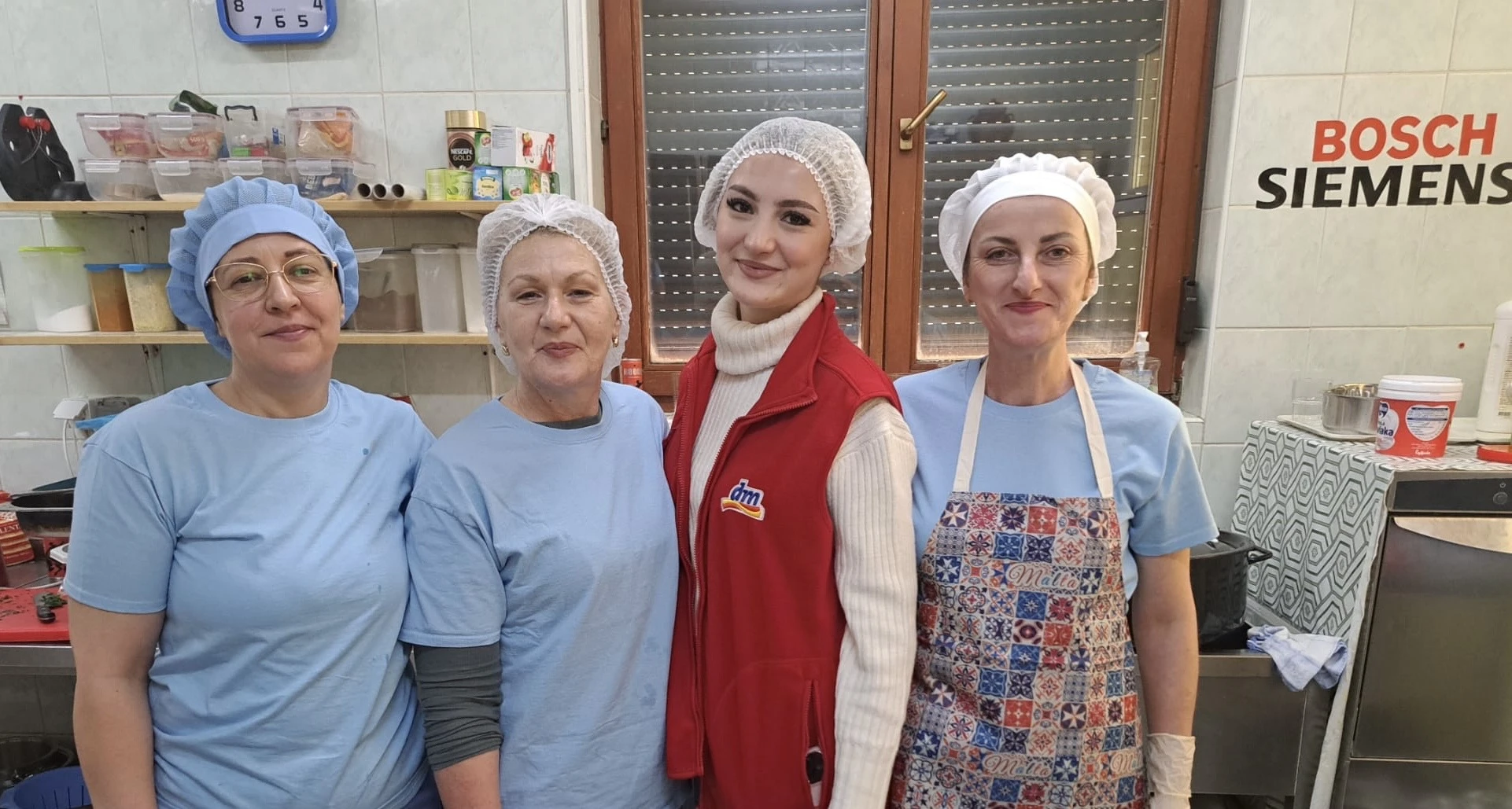 Zaposlenici kompanije dm sudjelovali u podjeli obroka u 25 narodnih kuhinja širom BiH