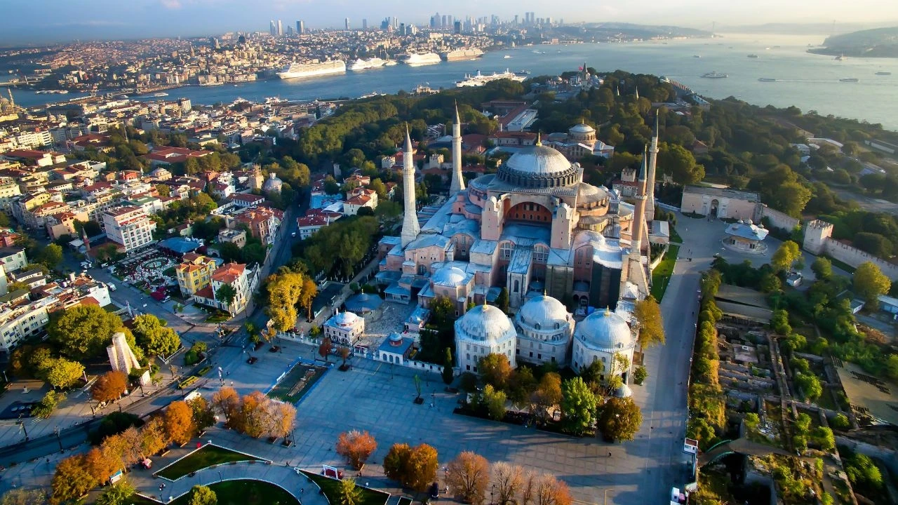 Na današnji dan posvećena je Aja Sofija, danas je džamija