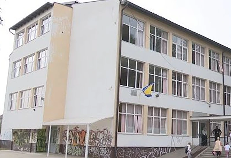 Djevojčica pala kroz prozor osnovne škole
