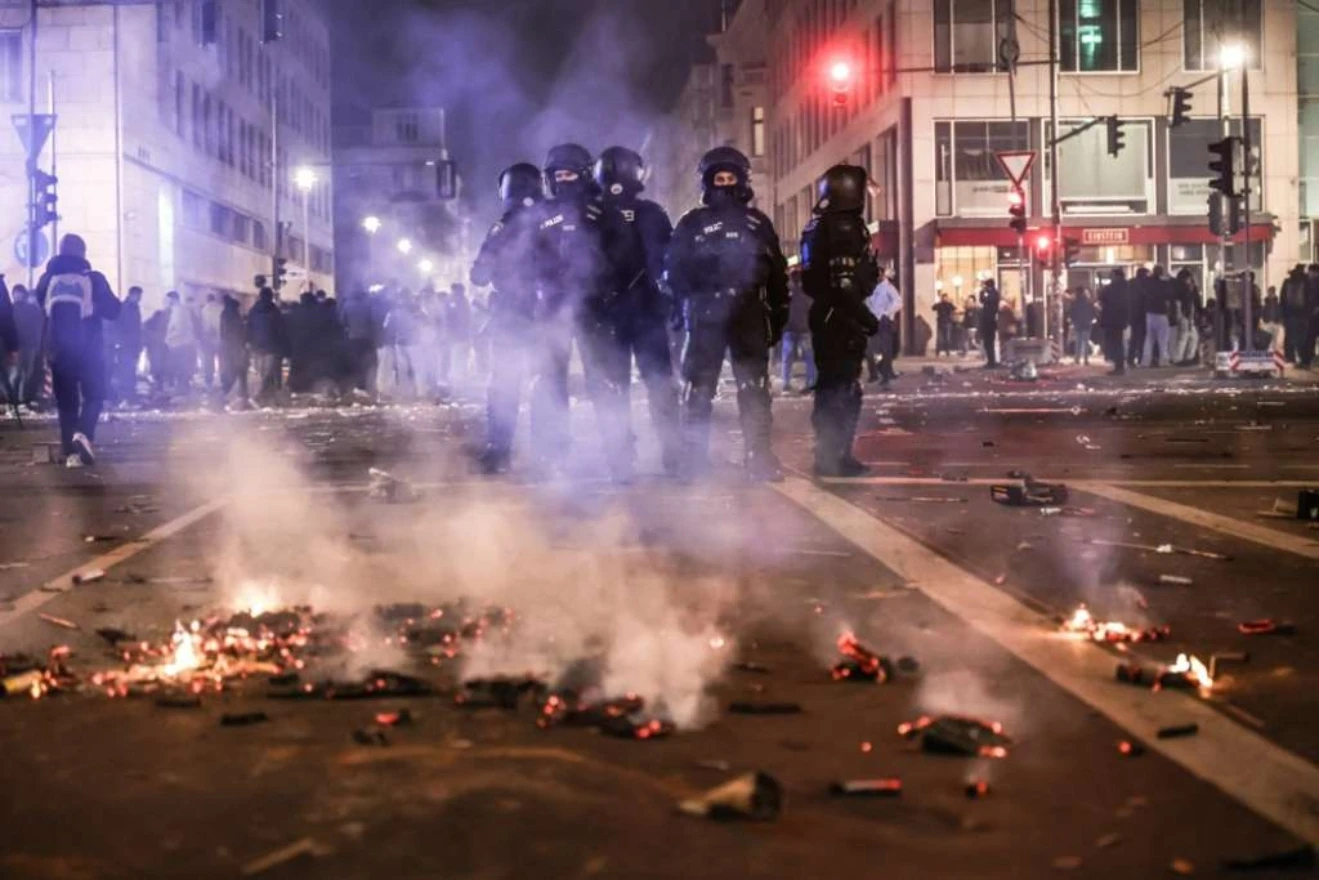 Berlin: Više od 300 privedenih za Novu godinu, ozlijeđeno 13 policijaca