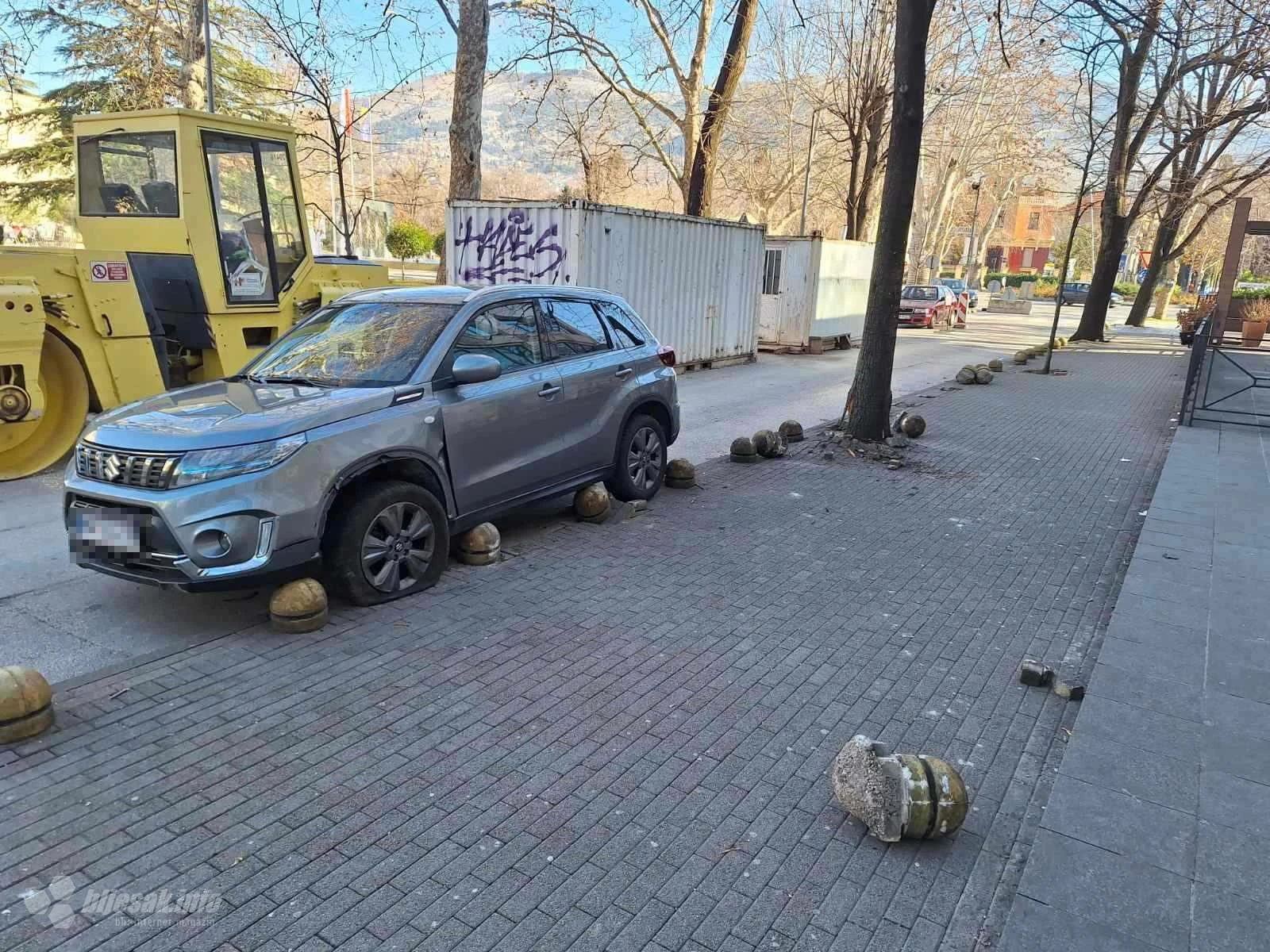 U Mostaru krivim smjerom ravno u drvo!