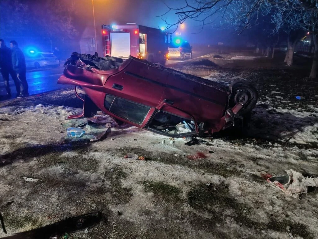 Tukli policajca i vatrogasce dok su pomagali ozlijeđenima u prometnoj nesreći