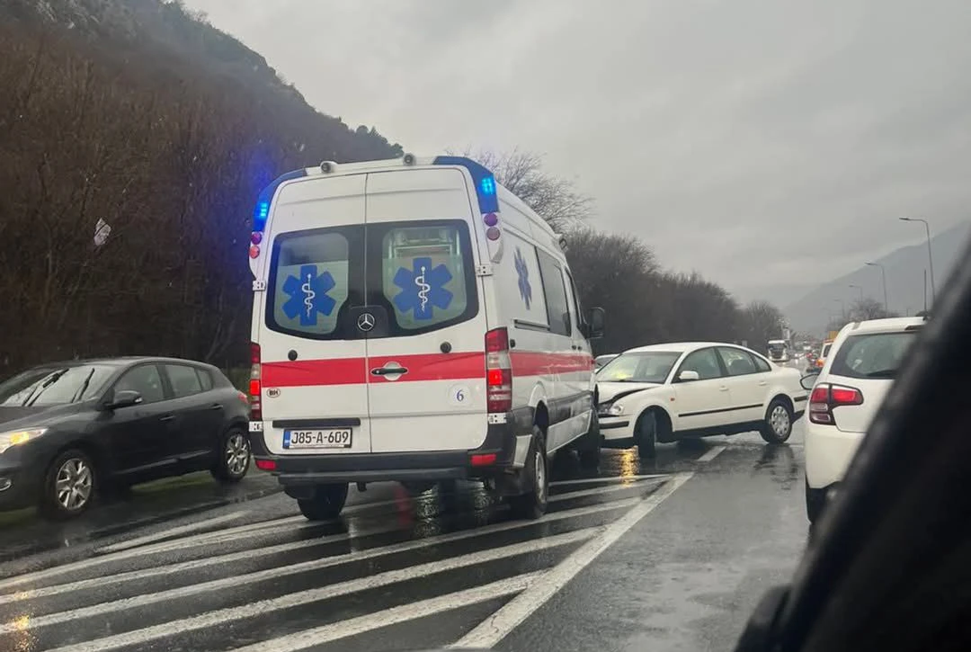 Mostar: Sudar hitne i automobila