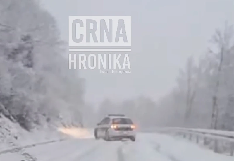 VIDEO: Policijski automobil MUP-a HNŽ zapeo u snijegu na putu prema Rujištu