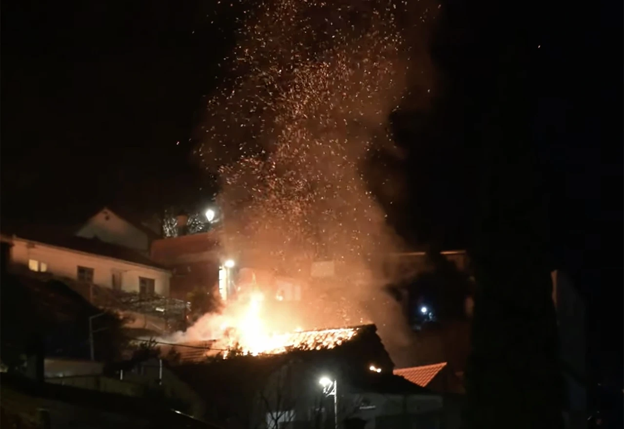 VIDEO: U Metkoviću izgorjela kuća
