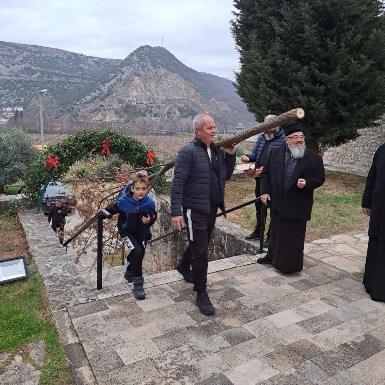 Mostar s radošću dočekuje Božić: Crkve ukrašene badnjacima 