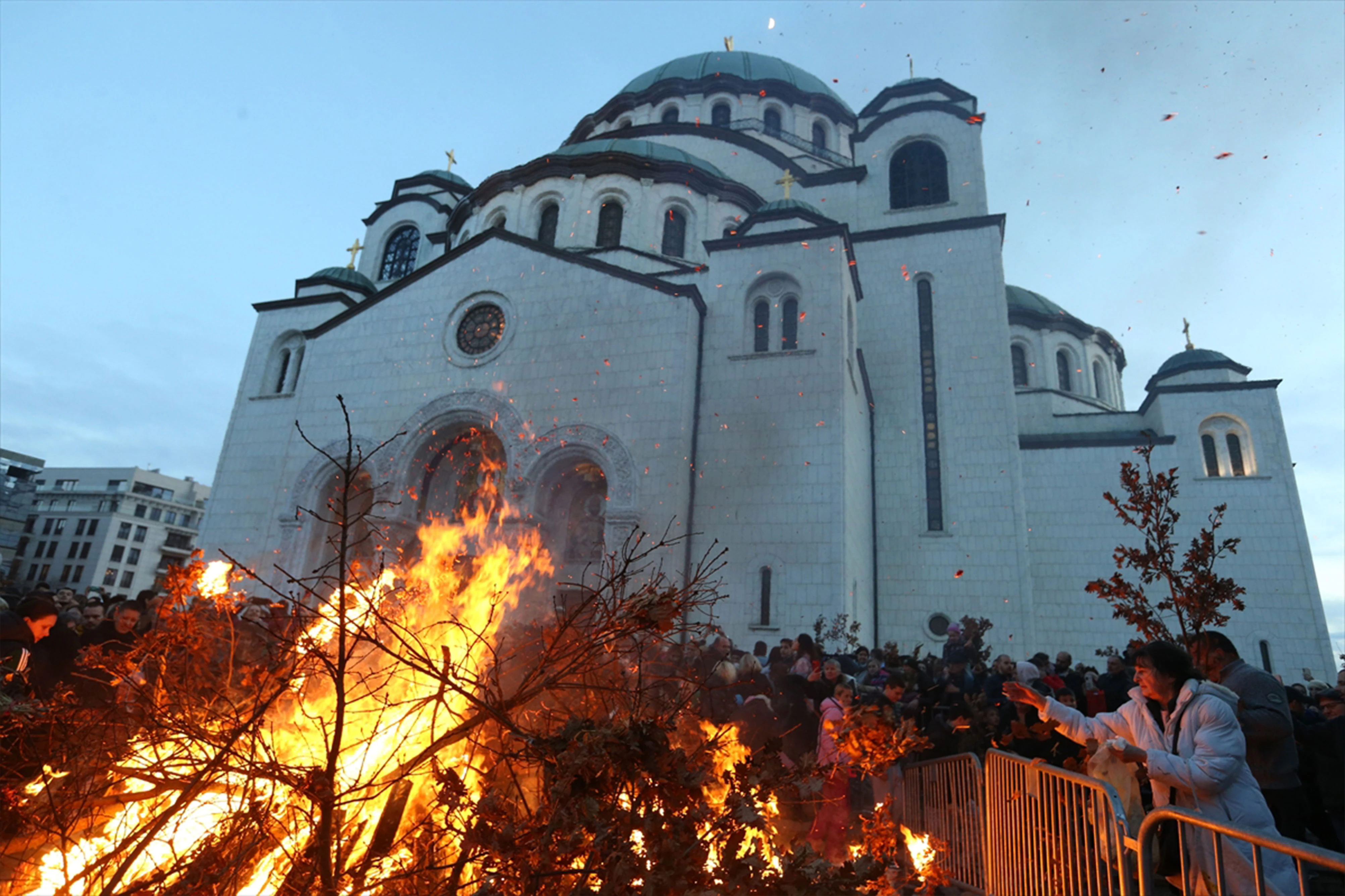 FOTO| Sarajevo i Beograd slave Badnji dan: Pravoslavni vjernici najavljuju Božić